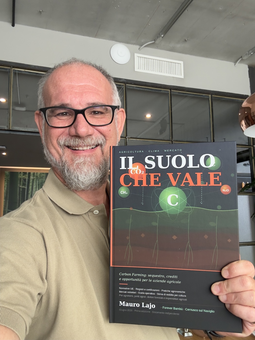 Mauro Lajo con la prima copia stampata del manuale Il Suolo Che Vale
